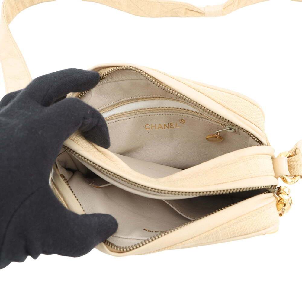 CHANEL Cream Leather Logo Shoulder Bag - Picture 5 of 16